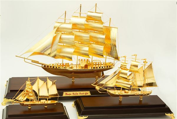 Hướng Dẫn Chọn Mô Hình Thuyền Buồm Mạ Vàng Hợp Mệnh, Hợp Tuổi